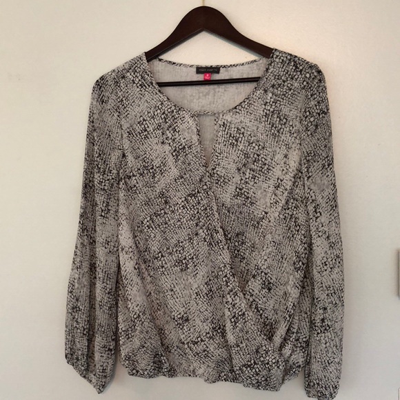 Vince Camuto women’s top. - Picture 1 of 6